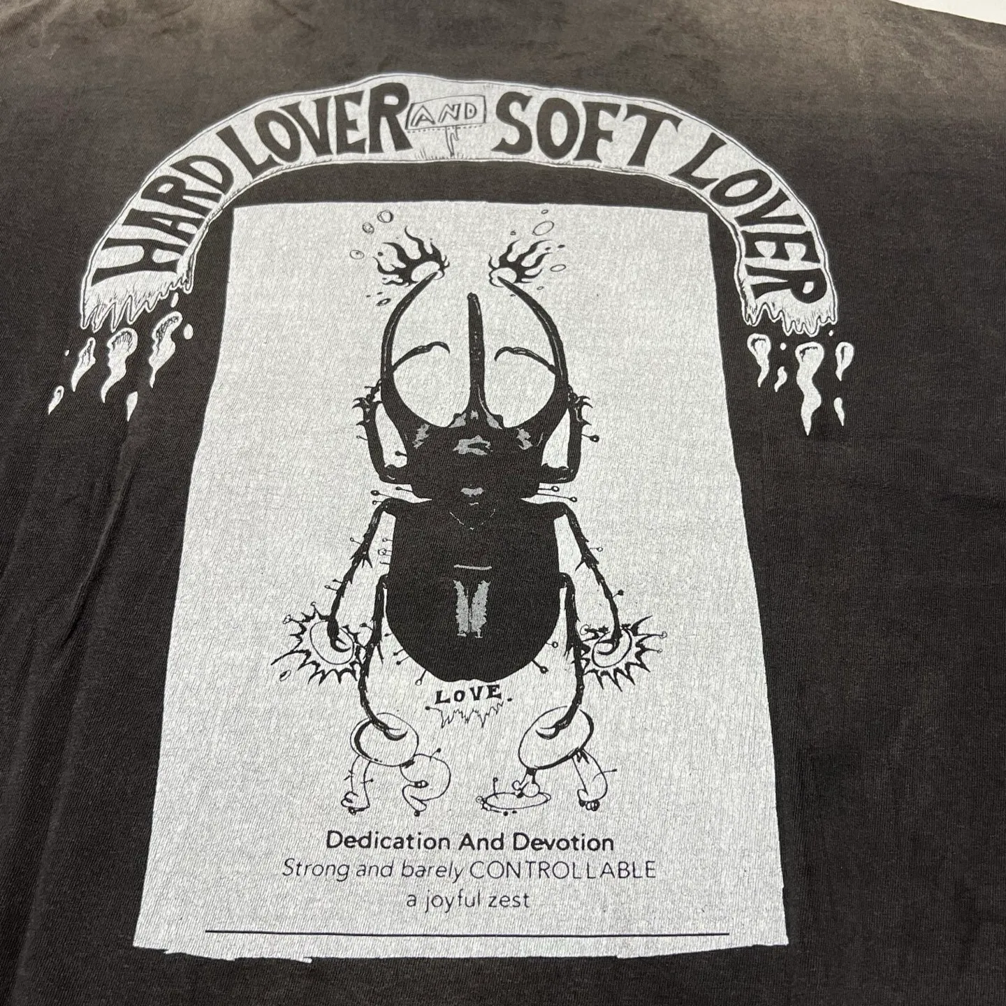 SAINT Mxxxxxx SS TEE/THE ETERNAL/BLK Latest Skeleton Beetle Distressed Sulfur Dyeing Retro Short Sleeves Washed Black S-XL Garment Dyeing Rewashed for Distressed Horse Replacement Faded Top Printing Technology Simulates Natural Distressed Style Really Correct Version Original Consistent Main Mark/Washed Mark/Angel Anti-Counterfeiting Mark